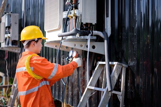 Aziatische mannelijke elektriciens inspecteren elektrische systemen in gebouwen