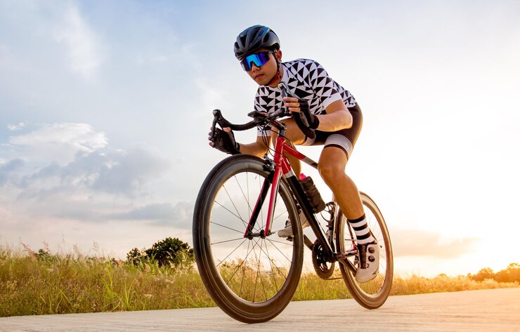 Foto aziatische mannelijke fietser zijn wegfiets in de zonsondergang sport concept