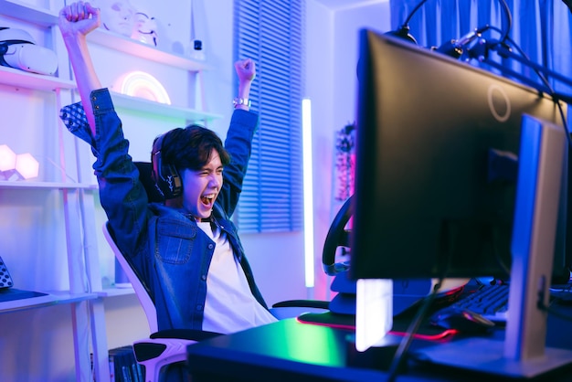 Aziatische mannelijke professionele gamer die een online autorit-simulatiegame speelt met stuurwielcontroller Gamer die een esports-game wint met overwinningsemotie De speler verheugt zich over de overwinning in de competitie