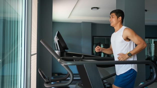 Aziatische mannen joggen en rennen graag op een loopband in de sportschool
