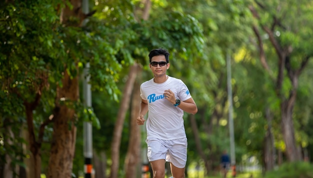 Aziatische mannen joggen en rennen in het park