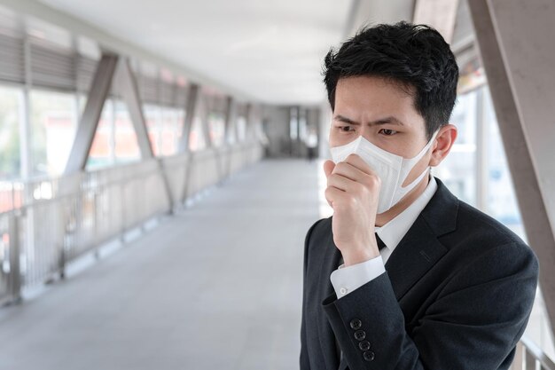 Aziatische mannenzaken in de stad Thailand Knappe man met een medisch beschermingsmasker covid19 of coronavirus van geïnfecteerde persoon corona beschermd Help beschermen Voor wereld en mensen stop viruswaarschuwing