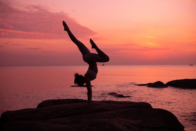 Aziatische meisje praktijk Yoga op het strand Sunrise ochtend dag