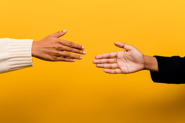 Aziatische meisjes hand in hand die oprechtheid en solidariteit met elkaar uitdrukken. wederzijds vertrouwen teamwerk concept