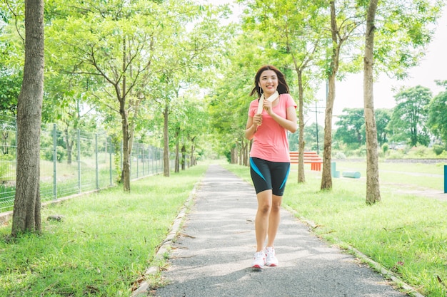 Aziatische meisjes joggen voor oefeningen in de ochtend.