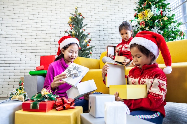 Aziatische meisjes verrassen met cadeau en helpen samen te decoreren voor vieren in kerstfestival