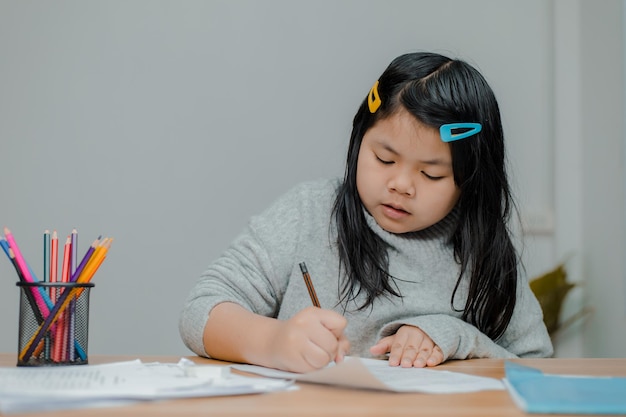 Aziatische meisjes zitten en werken voor leraren.