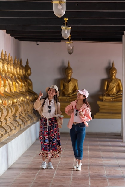 Foto aziatische meisjesreiziger in thaise tempel