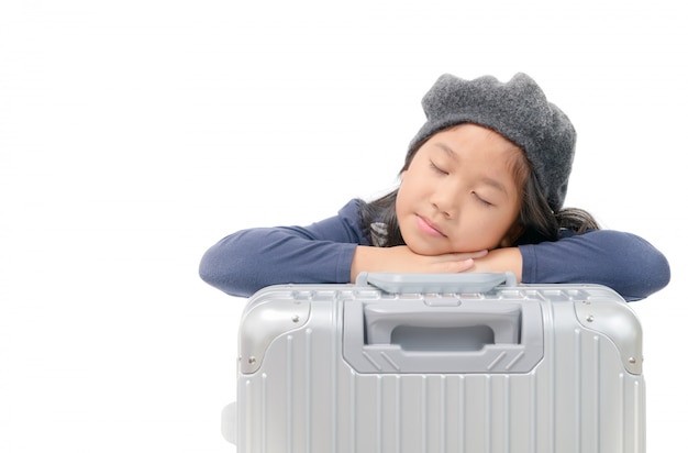 Aziatische meisjesslaap op geïsoleerd bagage wachtend vliegtuig
