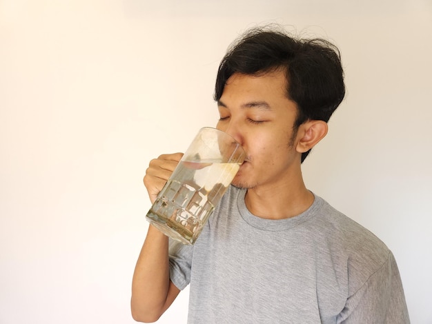 Aziatische mens die een glas water drinkt