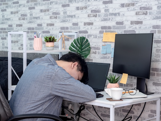 Aziatische mens die met laptop computer in zijn ruimte werkt, flat.