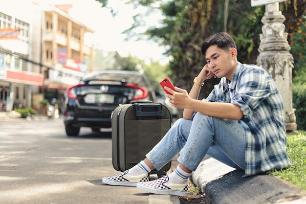 Aziatische mens die op uber-taxi wachten