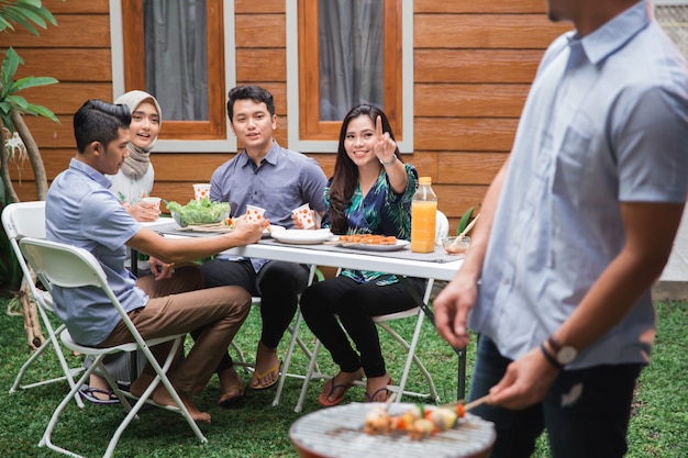 Aziatische mensen barbecueën met vrienden