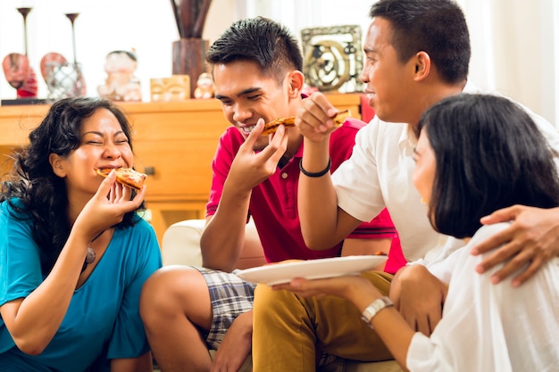 Aziatische mensen die pizza eten op feestje