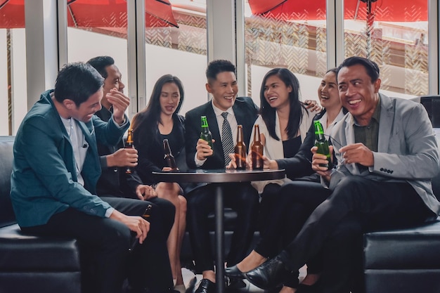 Aziatische mensen groep drinken in feest felicitatie business team Groep vrienden genieten van avonddrankjes in Bar