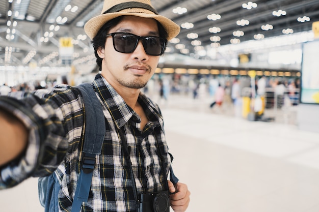 Aziatische mensentoerist die een selfie met slimme telefooncamera nemen in luchthaven.