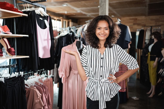 Aziatische modewinkelier die haar winkel voorstelt