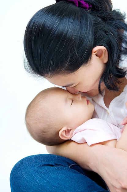 Aziatische moeder die haar babymeisje de borst geeft