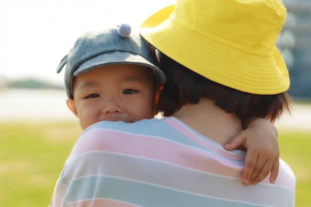 Aziatische moeder dragen peuter babyjongen