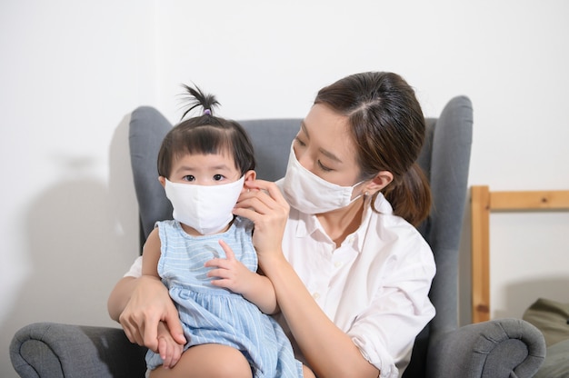 Aziatische moeder en dochter dragen beschermend masker