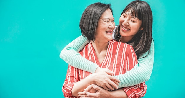 Aziatische moeder en dochter plezier buiten - gelukkige familie mensen genieten van tijd samen - liefde, ouderschap levensstijl, tedere momenten concept - focus op moeder gezicht