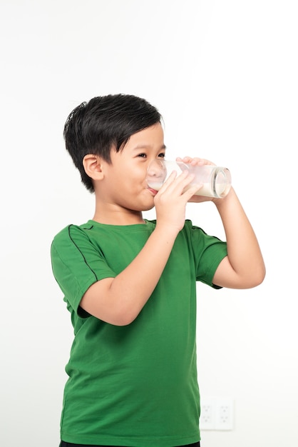 Aziatische mooie jongen drinkt de melk