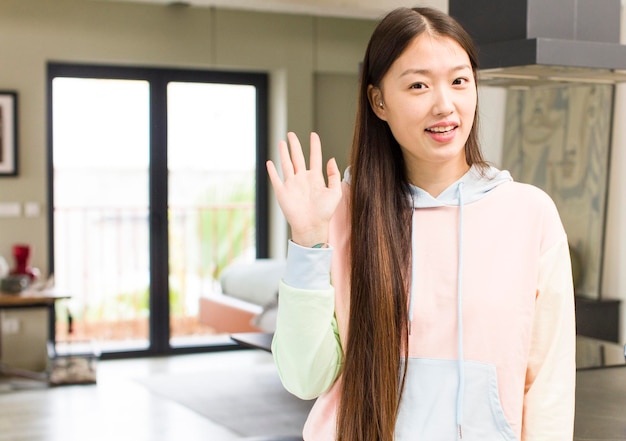 Aziatische mooie vrouw bij nieuw huis die een idee uitdrukt