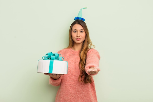 aziatische mooie vrouw die gelukkig glimlacht met vriendelijk en een concept aanbiedt en toont. verjaardag concept