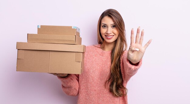 Aziatische mooie vrouw die lacht en er vriendelijk uitziet, met nummer vier. opbergdozen concept