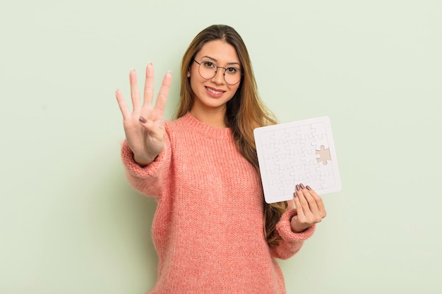 aziatische mooie vrouw die lacht en er vriendelijk uitziet, met nummer vier. puzzel concept