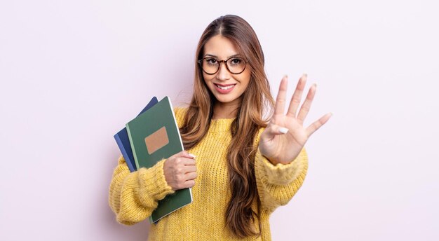 Aziatische mooie vrouw die lacht en er vriendelijk uitziet met nummer vier studentenconcept