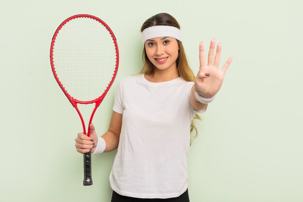 Aziatische mooie vrouw die lacht en er vriendelijk uitziet, met nummer vier. tennisconcept