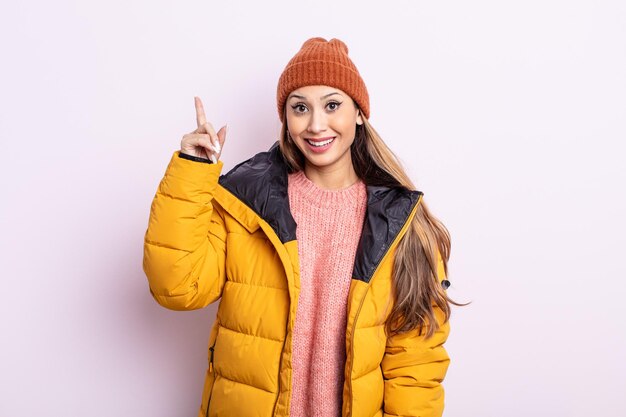 Aziatische mooie vrouw die zich een gelukkig en opgewonden genie voelt na het realiseren van een idee. winter concept