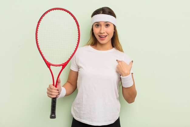 Aziatische mooie vrouw die zich gelukkig voelt en naar zichzelf wijst met een opgewonden tennisconcept