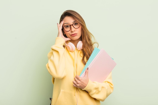 Aziatische mooie vrouw die zich verveeld, gefrustreerd en slaperig voelt na een vermoeiend concept van een universiteitsstudent