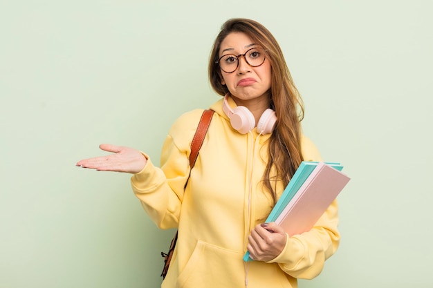 Aziatische mooie vrouw die zich verward en verward voelt en twijfelt aan het concept van de universiteitsstudent