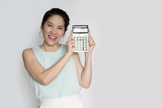 Aziatische mooie vrouw houdt rekenmachine met glimlachen Concept opslaan en financieren