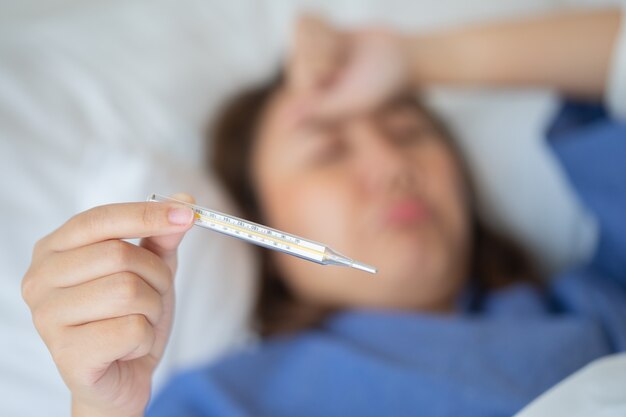 Aziatische mooie vrouw Hypothermie is gemeten aan koorts.