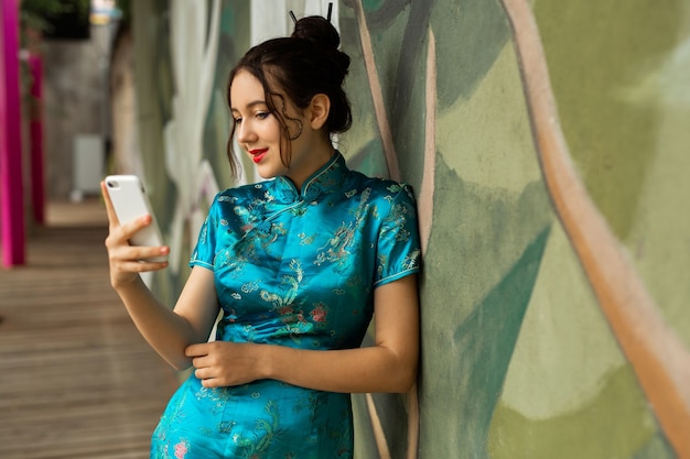 Aziatische mooie vrouw met mobiele telefoon