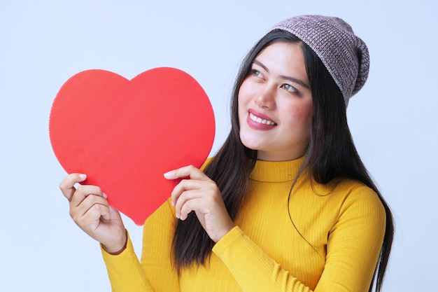 Aziatische mooie vrouw met rood hart op witte achtergrond