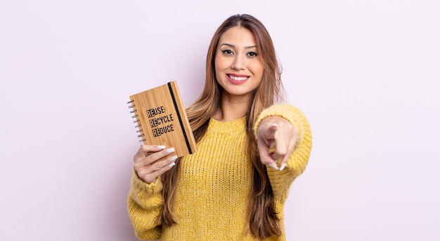 Aziatische mooie vrouw wijzend op de camera die je recycleconcept kiest