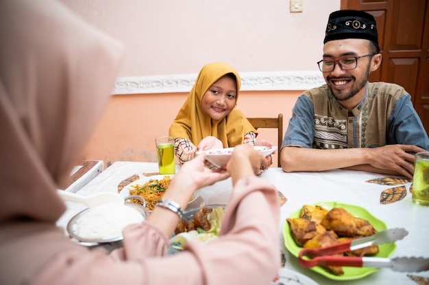 Aziatische moslim die iftar bij hun huis eet