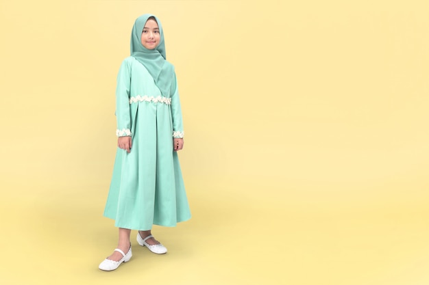 Foto aziatische moslim meisje in tosca jurk