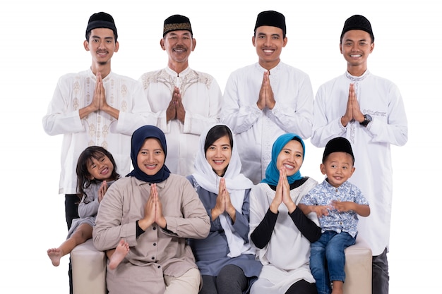 Aziatische moslimfamilie eid mubarak ramadan kareem