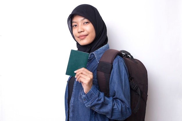 Aziatische moslimvrouw backpacker bedrijf paspoort op witte ruimte