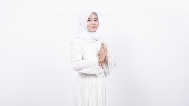 Aziatische moslimvrouw die de gastvrije gasten van gebedparels draagt
