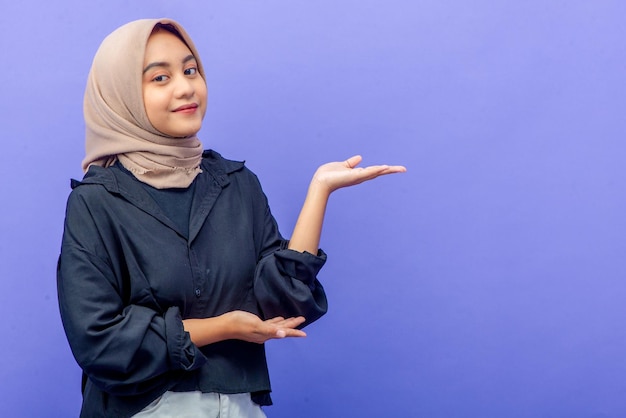 Aziatische Moslimvrouw Die Lacht Met Kopie Ruimte Collage Meisje Concept Geïsoleerd