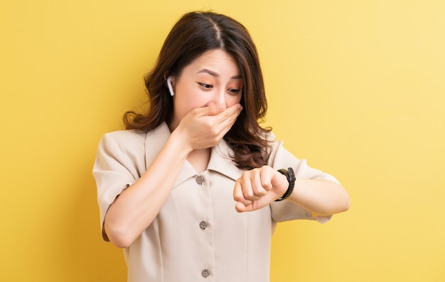 Aziatische onderneemster die smartband op haar hand draagt om de verbranding van calorieën bij te houden