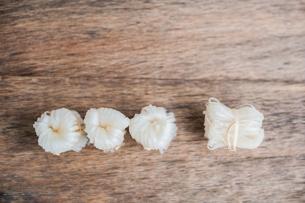 Aziatische ongekookte noedels gebonden met natuurlijke touw