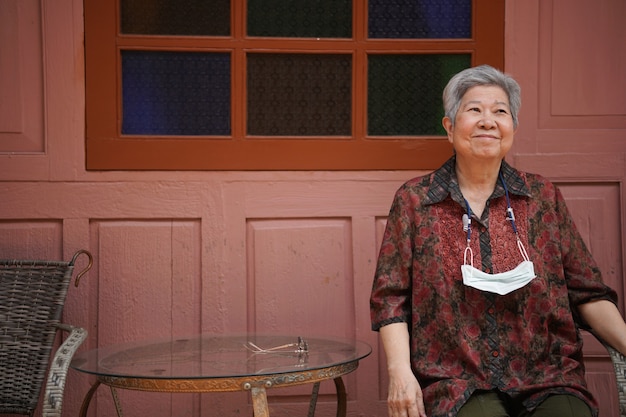 Aziatische oude oudere vrouw bejaarde vrouw ontspannen rustend op balkonterras. senior vrije levensstijl